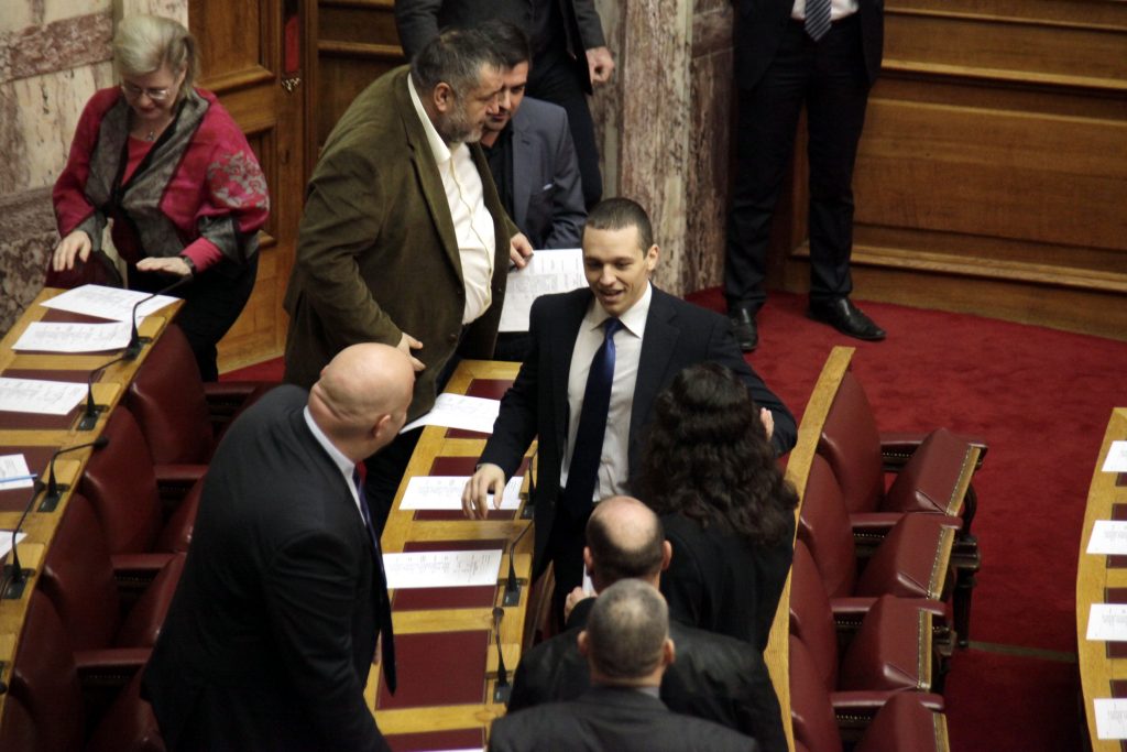 Παραλήρημα και χυδαιότητες Κασιδιάρη στη Βουλή