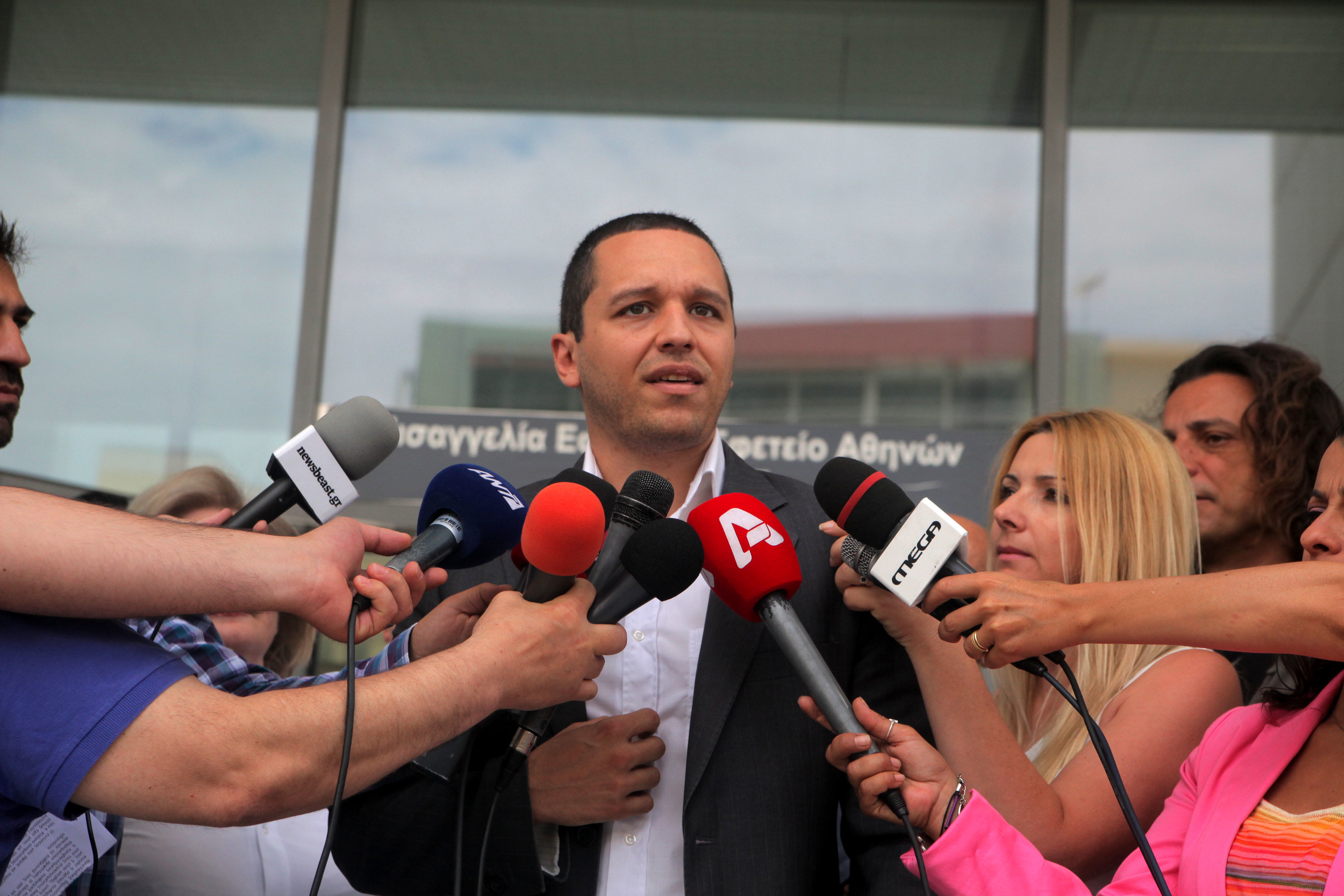 Ο Η. Κασιδιάρης καταγγέλλει: Ψήθηκαν στη ζέστη οι προφυλακισμένοι βουλευτές