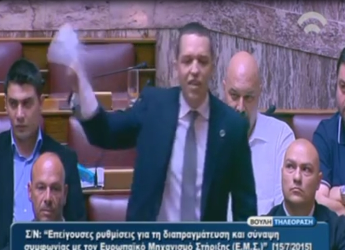 Κασιδιάρης σκίζει το μνημόνιο