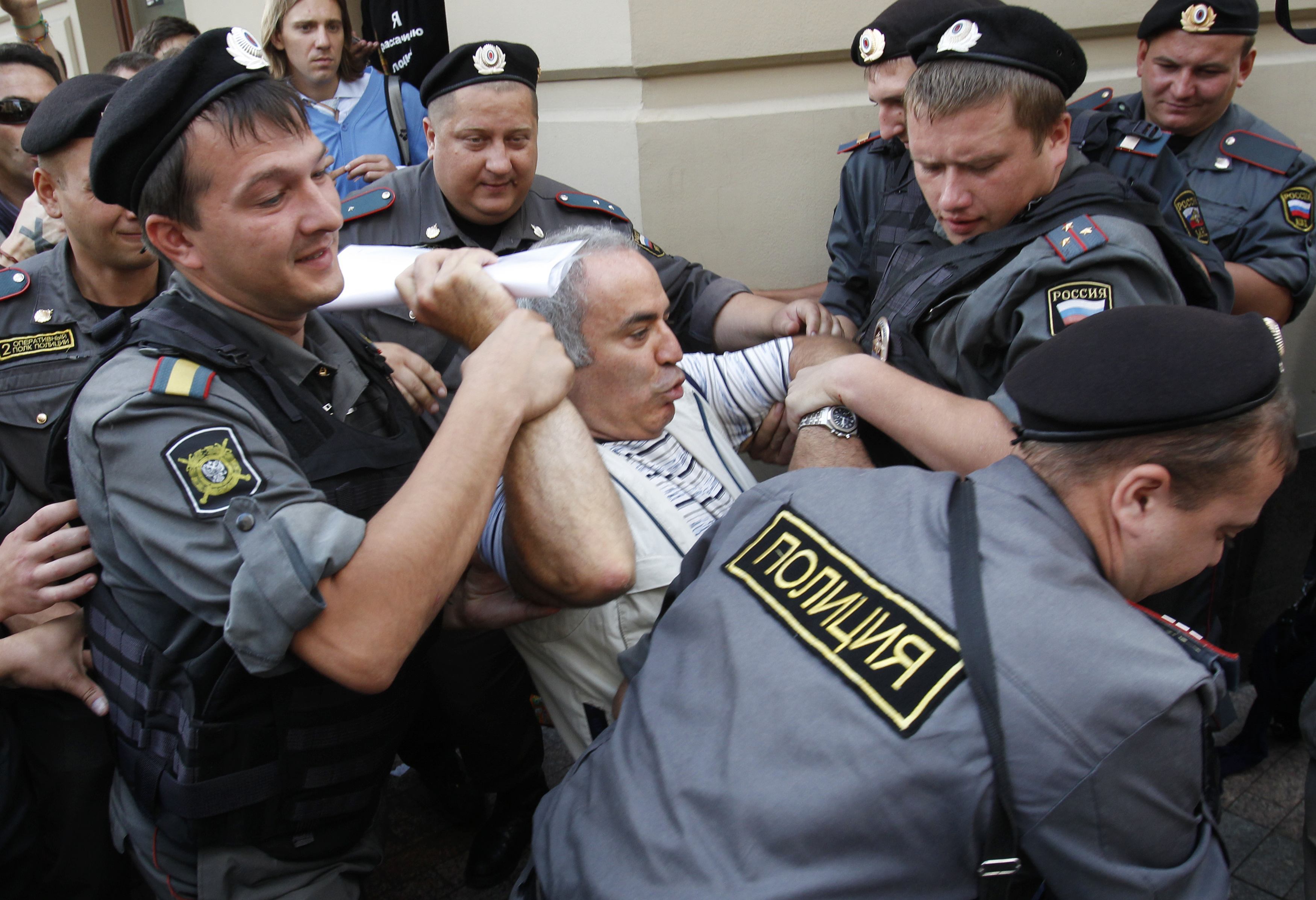 Ο Γκάρι Κασπάροφ δάγκωσε αστυνομικό; (ΦΩΤΟ & VIDEO)