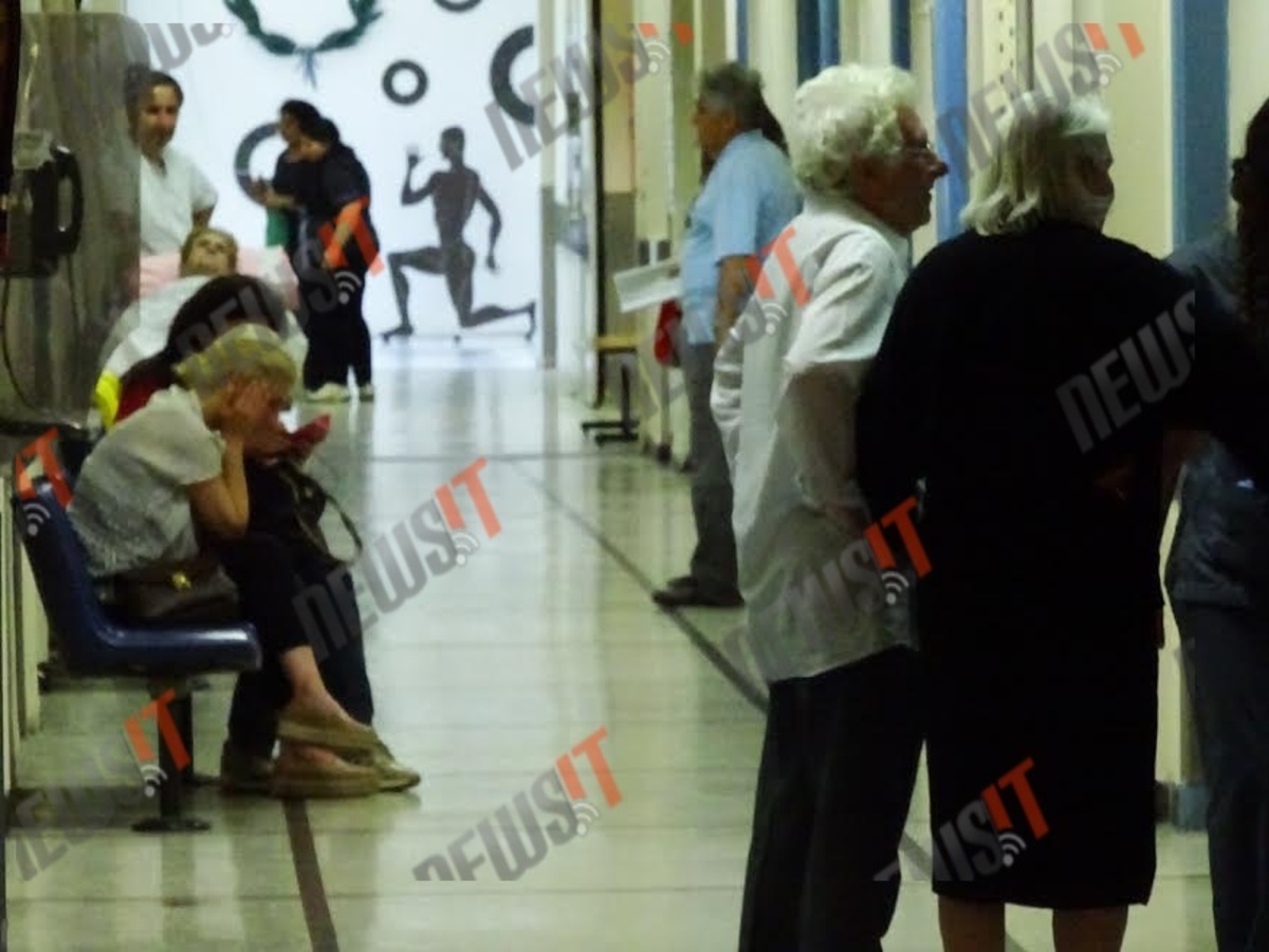 Η ξανθιά γυναίκα που πιάνει το πρόσωπό της είναι η σύζυγος του Παναγιώτη Μαυρίκου