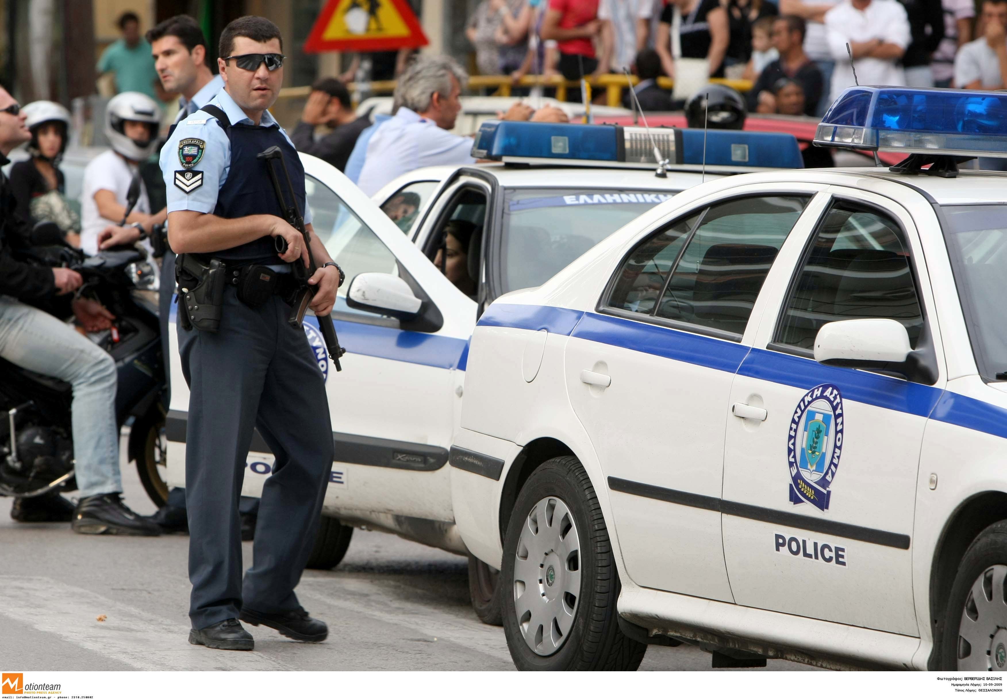 Οι αστυνομικοί έπιασαν τον διαρρήκτη επ αυτοφόρω - ΦΩΤΟ EUROKINISSI