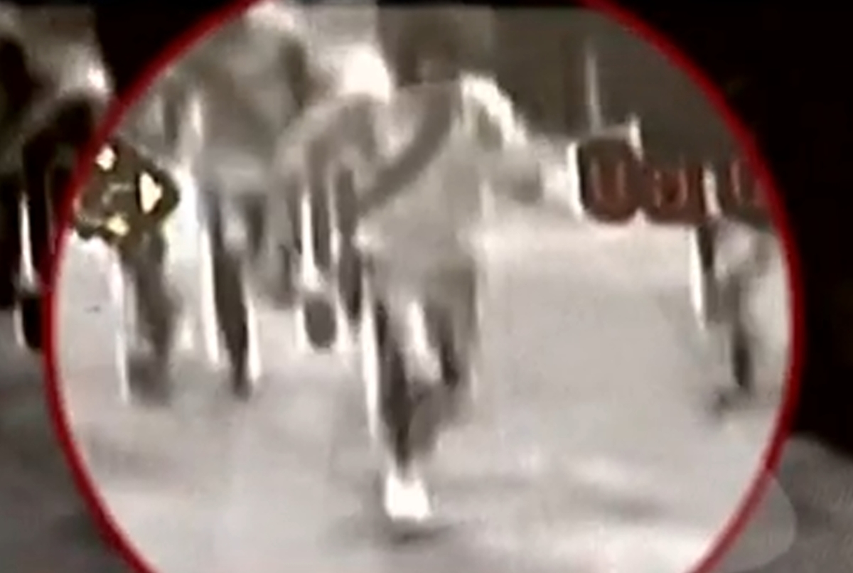 Καρέ-καρέ η καταδίωξη του Μαζιώτη – Νέα βίντεο τον δείχνουν να τριγυρνά με το όπλο στο χέρι στα στενά του κέντρου πριν συλληφθεί