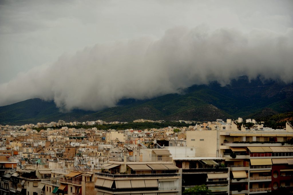 Έκτακτο δελτίο καιρού! Έρχονται καταιγίδες και πτώση της θερμοκρασίας 10 βαθμούς