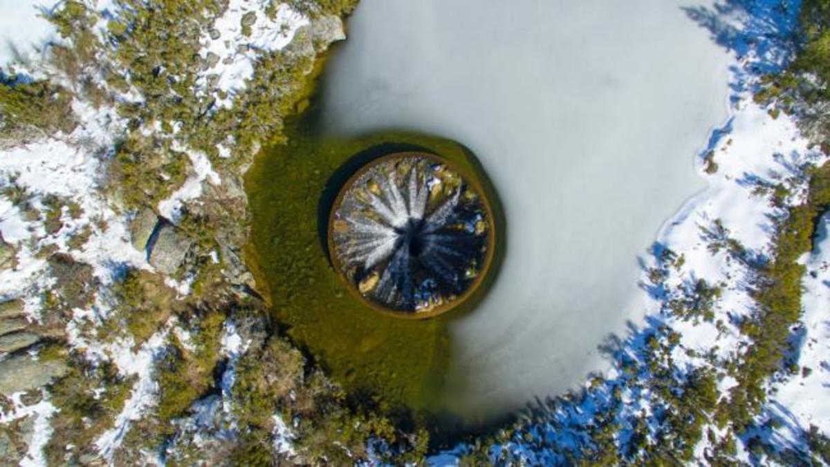 Απίστευτο θέαμα! Μυστηριώδης καταρράκτης μέσα σε λίμνη! [vid]