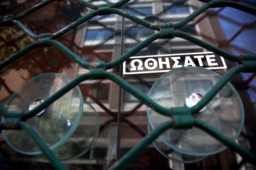 Κλειστά εμπορικά στη Θεσσαλονίκη και σκοτεινοί δρόμοι για 5 ημέρες