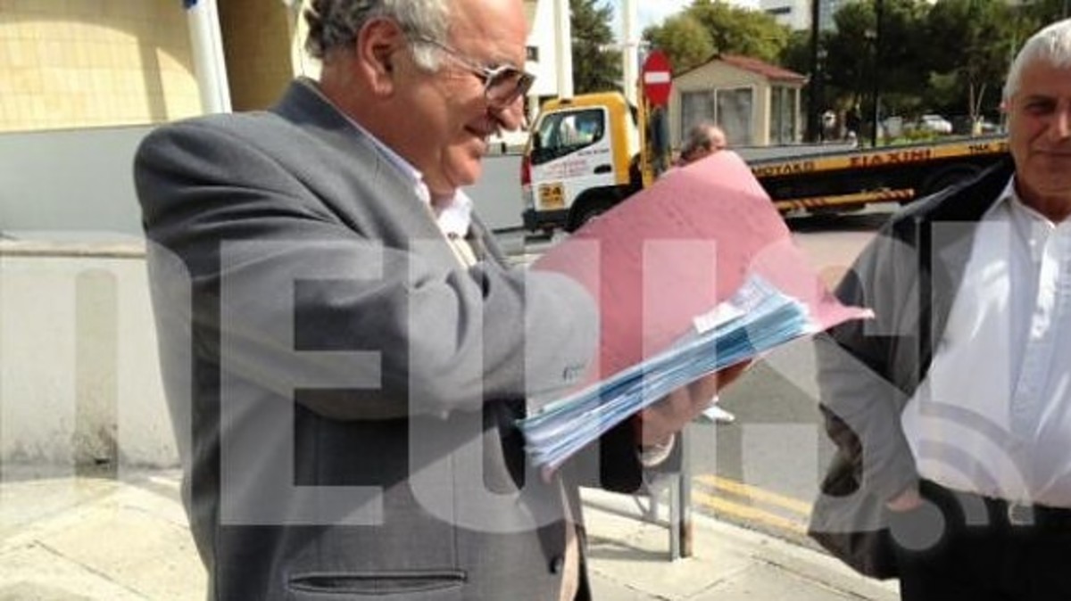 Δικαστικοί κλητήρες κατεβάζουν υπουργούς από τα οχήματά τους για να τα κατασχέσουν! – Απίστευτες σκηνές στην Κύπρο!
