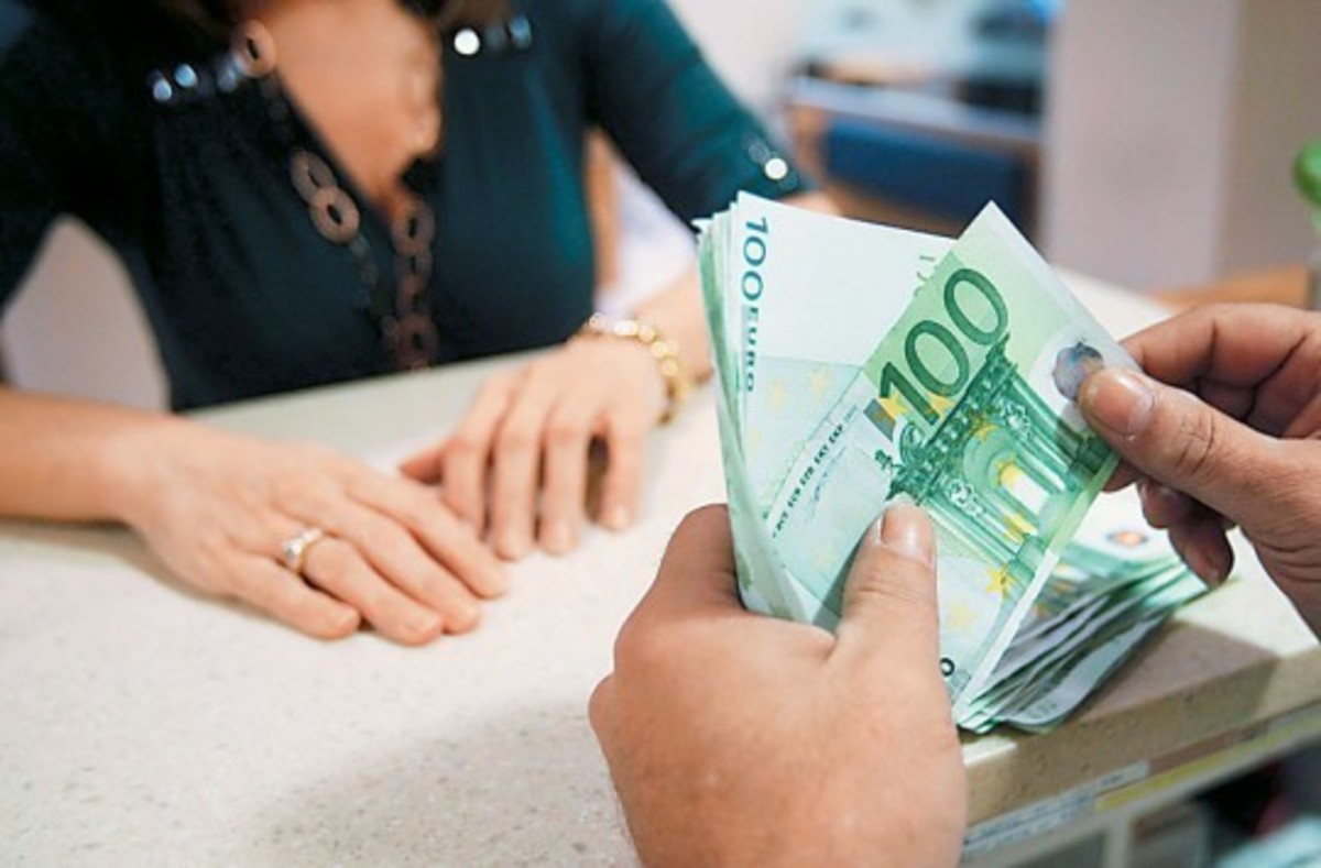 Μειώθηκαν οι καταθέσεις τον Φεβρουάριο