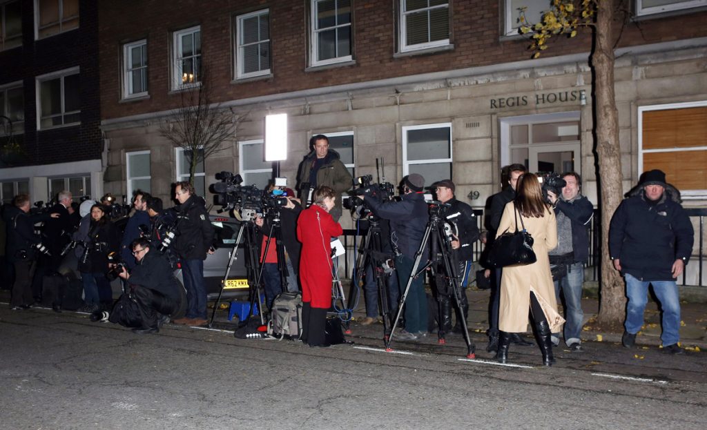 Πρωτοφανής ουρά δημοσιογράφων και φωτογράφων έξω από το νοσοκομείο που νοσηλεύεται η Kate Middleton!