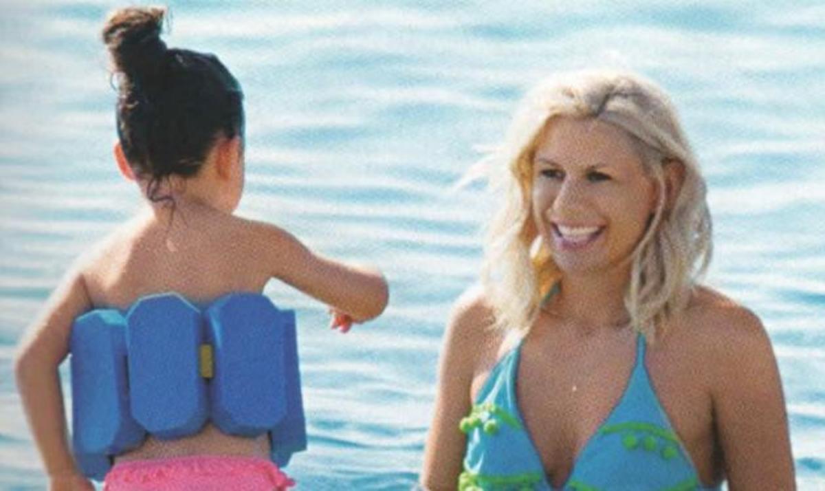 Κατερίνα Καραβάτου: Διακοπές με την κόρη της και χωρίς τον Κρατερό!