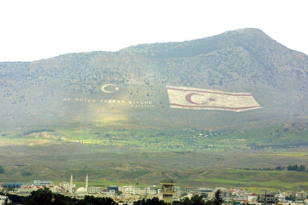 Τοποθέτησαν Ελληνικές και Κυπριακές σημαίες σε τουρκικό φυλάκιο