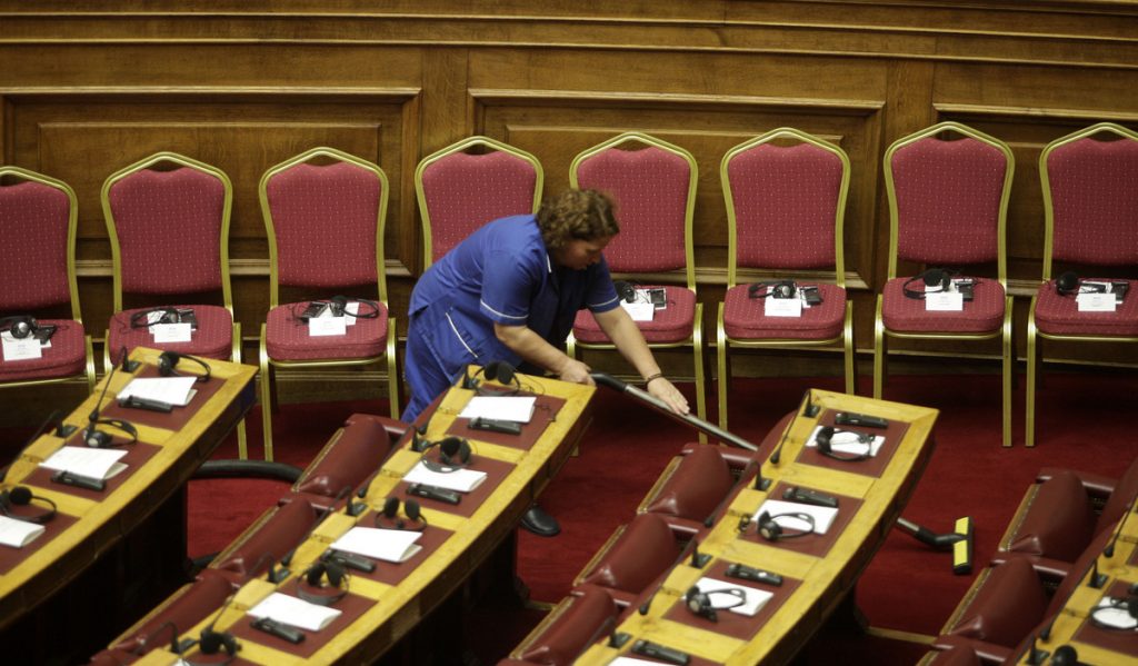 Διευκρινίσεις από το υπουργείο Εργασίας για τις απλήρωτες καθαρίστριες