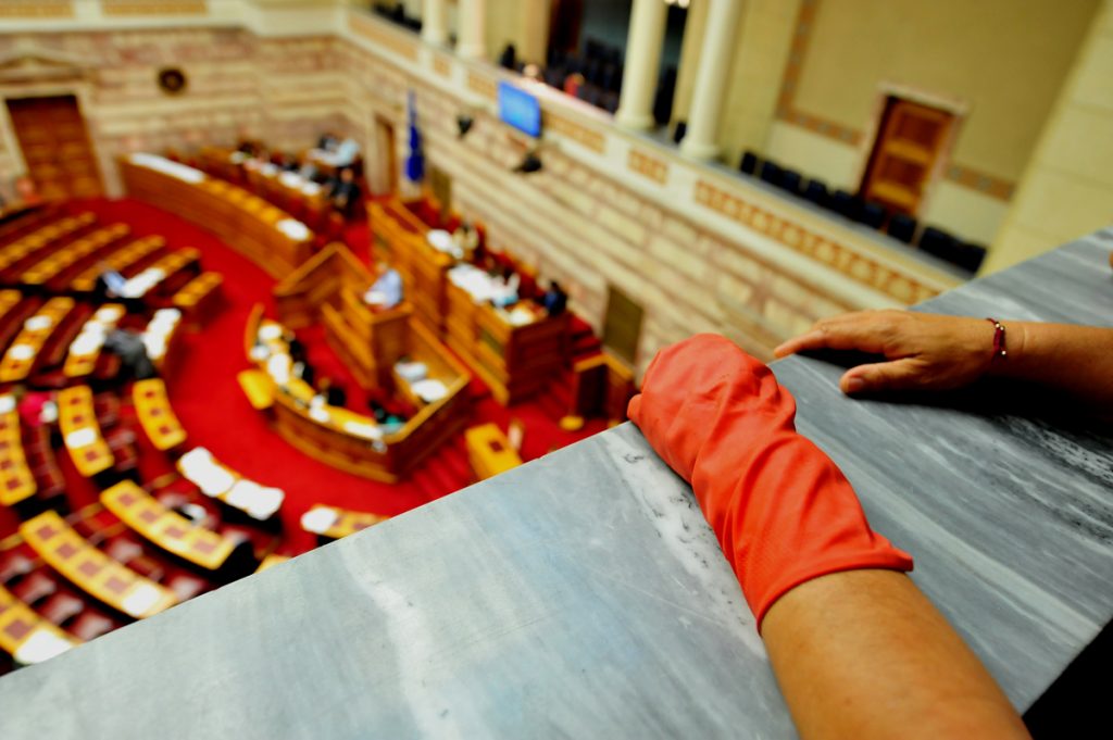 Απλήρωτες οι καθαρίστριες γιατί το κράτος δεν δίνει λεφτά