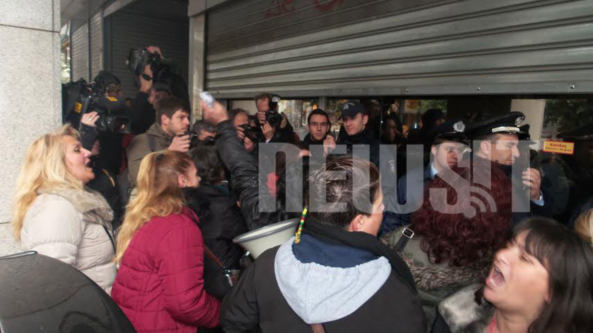 Ένταση και σπρωξιές ανάμεσα σε ΜΑΤ και καθαρίστριες στο υπουργείο Οικονομικών