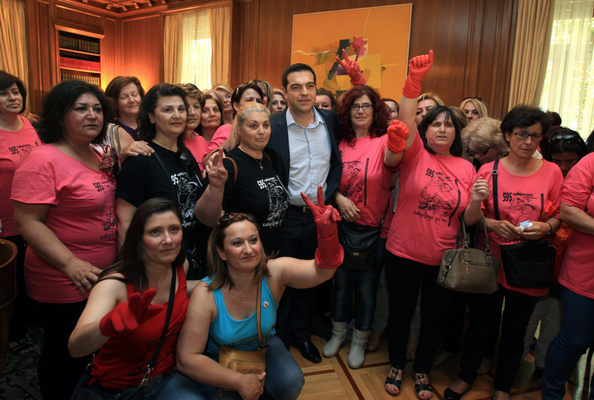 Δάκρυα χαράς στη συνάντηση Τσίπρα με τις καθαρίστριες του υπ. Οικονομικών