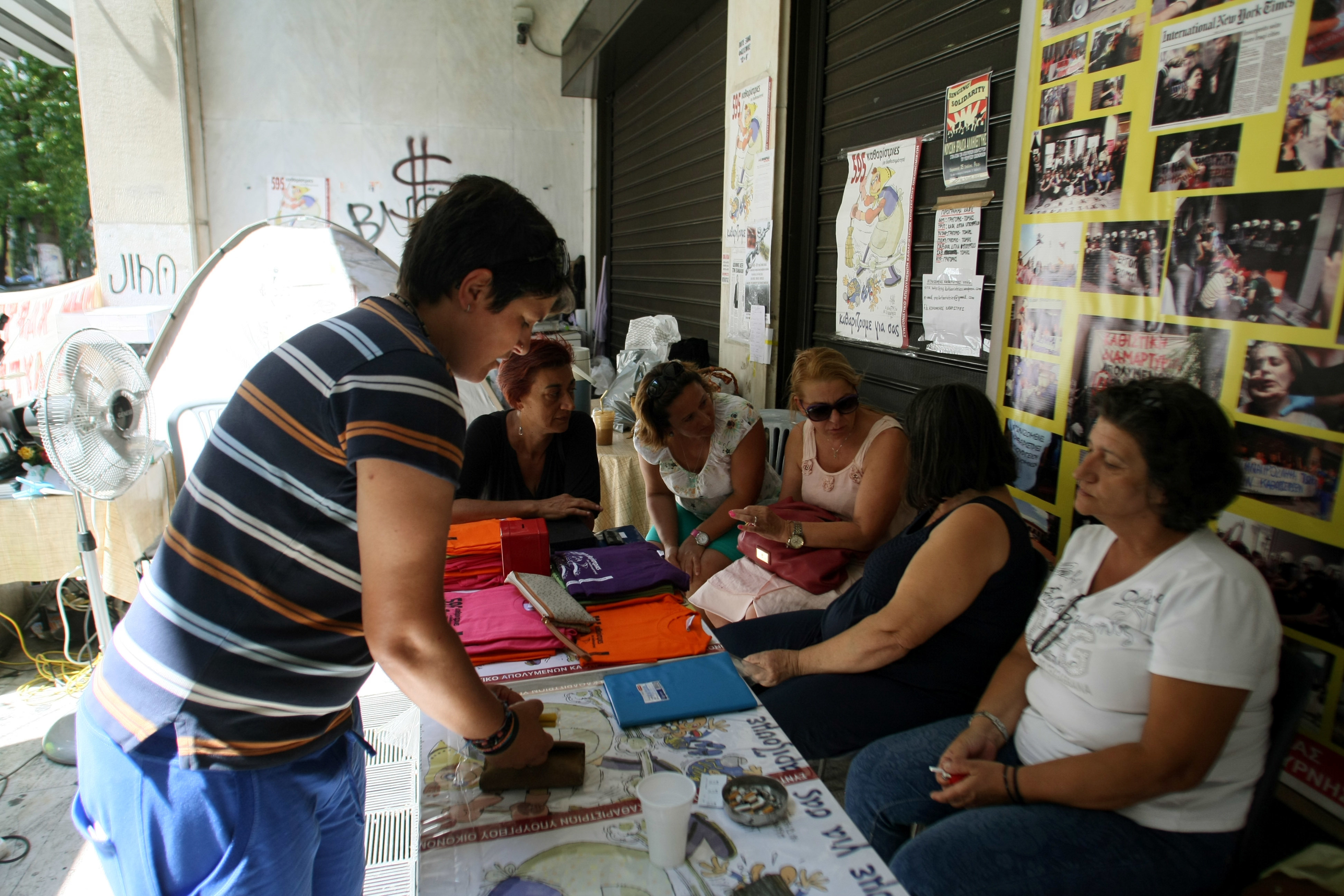 Δυσάρεστη εξέλιξη για τις καθαρίστριες έξω από το υπουργείο Οικονομικών