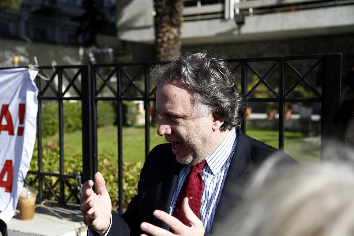 Οι καθαρίστριες έβγαλαν τον Κατρούγκαλο από το γραφείο του και τον κατέβασαν στο… πεζοδρόμιο (ΦΩΤΟ)