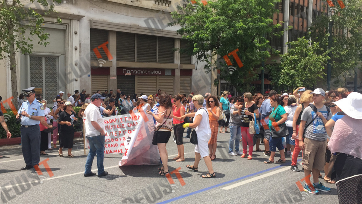 Καθαρίστριες σχολείων: Έκλεισαν την Πανεπιστημίου για να τις ακούσουν! ΦΩΤΟ