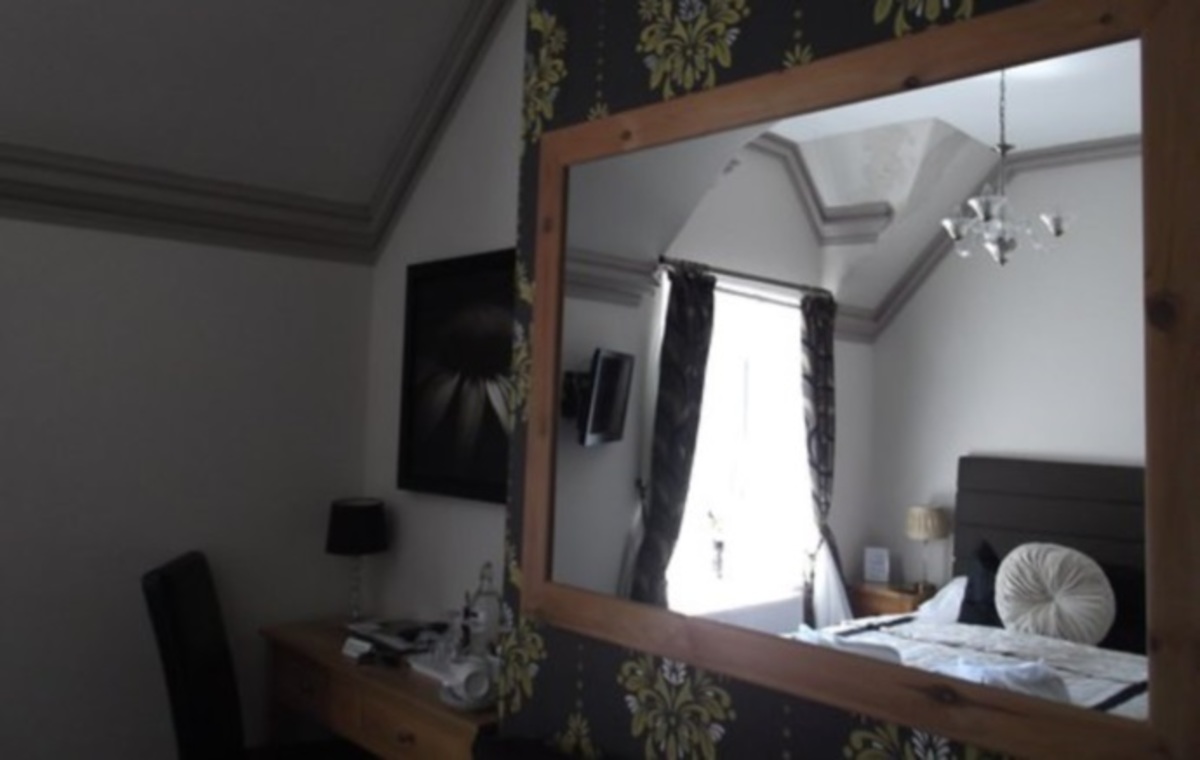 «Ο άντρας μου δεν θέλει απέναντι από το κρεβάτι να βρίσκεται καθρέφτης, γιατί…»