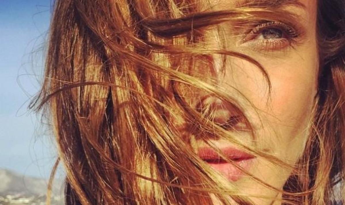 H Κάτια Ζυγούλη φωτογραφίζει τα παιδιά της ξυπόλυτα, στον κήπο του σπιτιού!