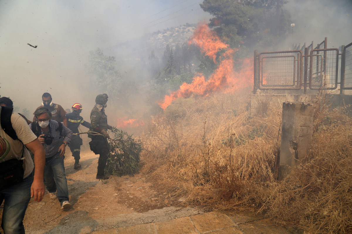 Φωτιά στον Υμηττό: Κάτοικοι παλεύουν να σβήσουν την πυρκαγιά – Συγκλονιστικές φωτογραφίες