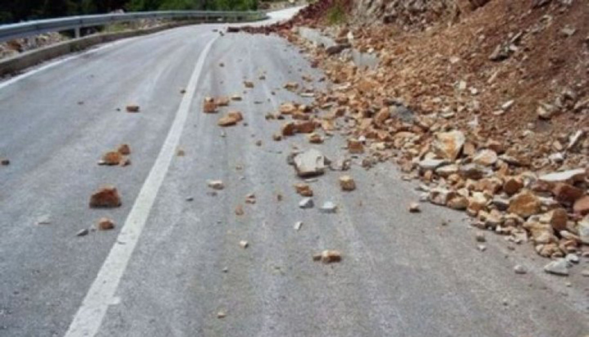 Αυτοψία στο χωριό Πλάκα που εκκενώθηκε λόγω κατολισθήσεων