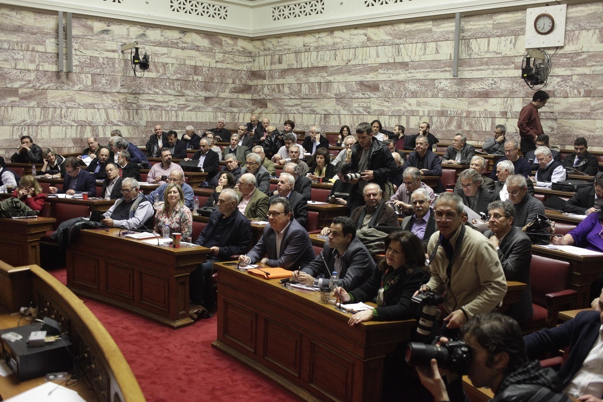 Καχύποπτοι βουλευτές του ΣΥΡΙΖΑ “βομβαρδίζουν” τον Κατρούγκαλο για το Ασφαλιστικό