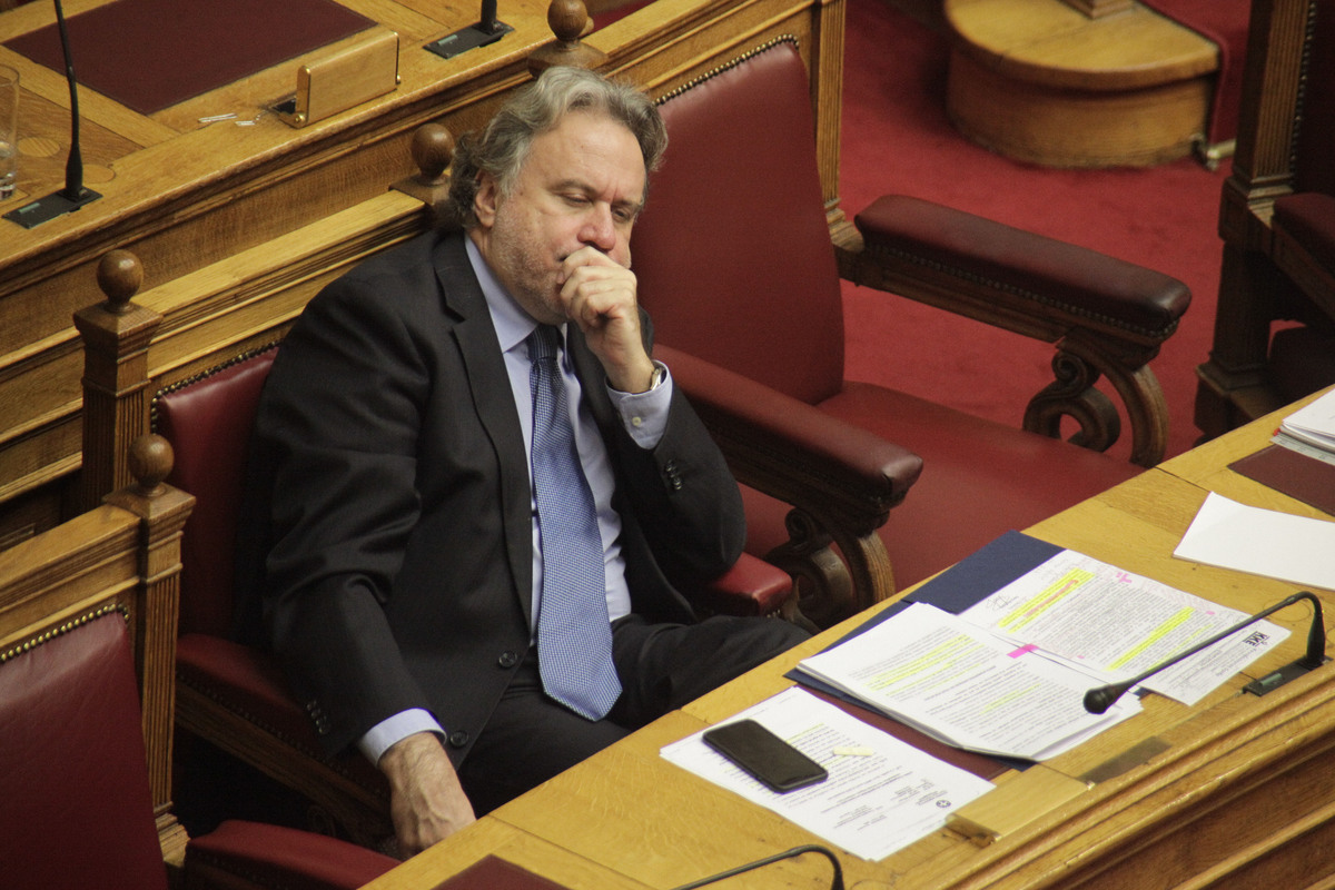 Ασφαλιστικό: Η καυτή “πατάτα” και το χάσμα με τους δανειστές – Τα ραντεβού του Κατρούγκαλου με τους πολιτικούς αρχηγούς και τον ΠτΔ