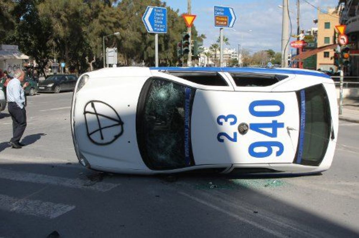 Ηράκλειο: Ψάχνουν εκείνους που αναποδογύρισαν το περιπολικό – Προσαγωγές