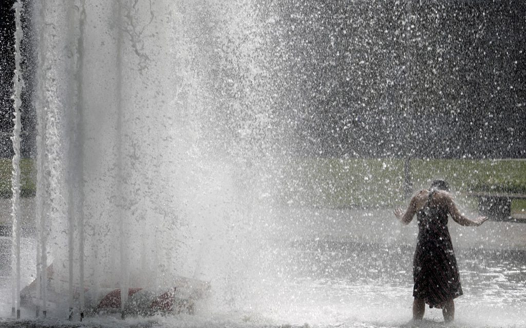 Άπνοια, καύσωνας και τοπικές βροχές