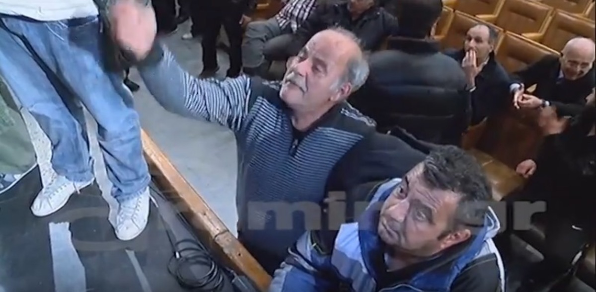Καβάλα: Ντου αγροτών σε εκδήλωση του ΣΥΡΙΖΑ – Διέκοψαν ομιλία του βουλευτή Σ. Φάμμελου – ΒΙΝΤΕΟ