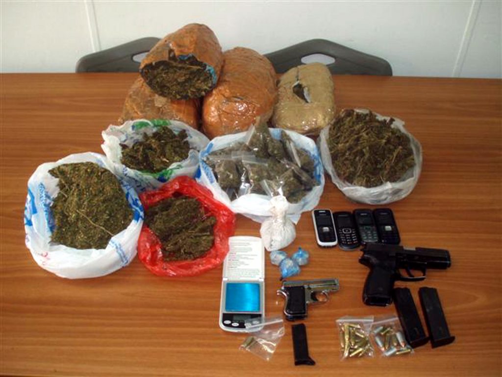 Nαρκωτικά, πλαστά και όπλα σε σπίτι στην Καβάλα