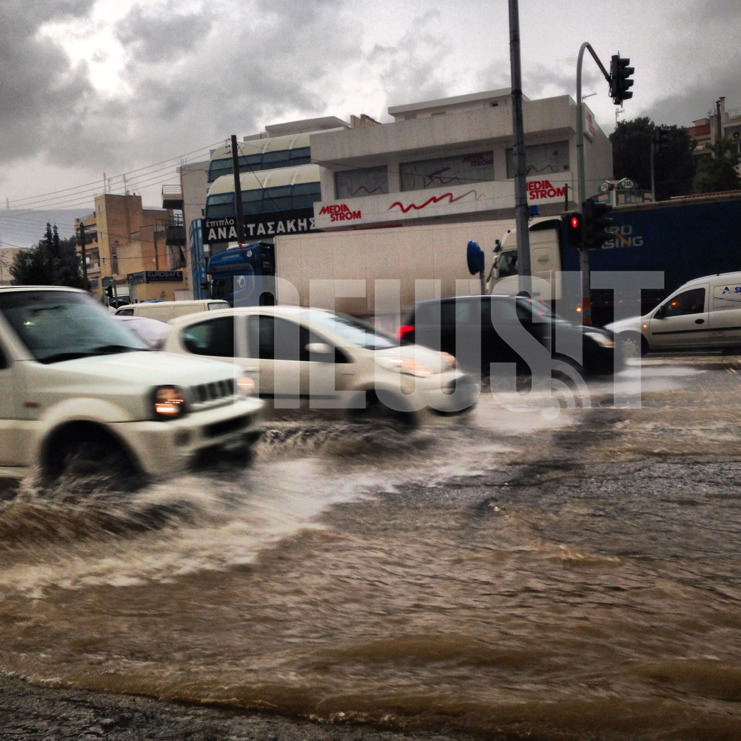 «Πνίγηκε» η Αθήνα από την καταιγίδα! Πλημμυρισμένοι δρόμοι και χάος παντού