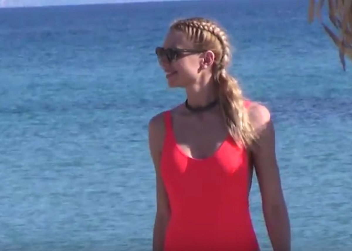 Κόλασε την Μύκονο με την εμφάνισή της στην παραλία η Έβελυν Καζαντζόγλου – Βίντεο