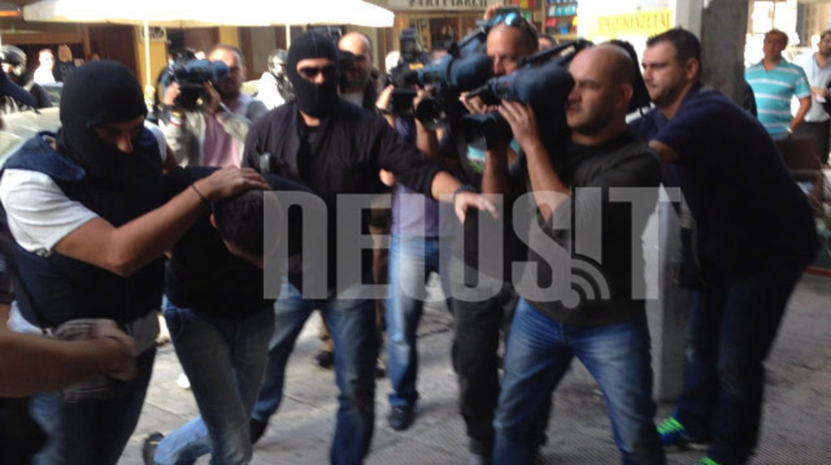 Στο αυτόφωρο οι γονείς του Καζαντζόγλου για τον “ένοχο” σάκο που του πήγαν
