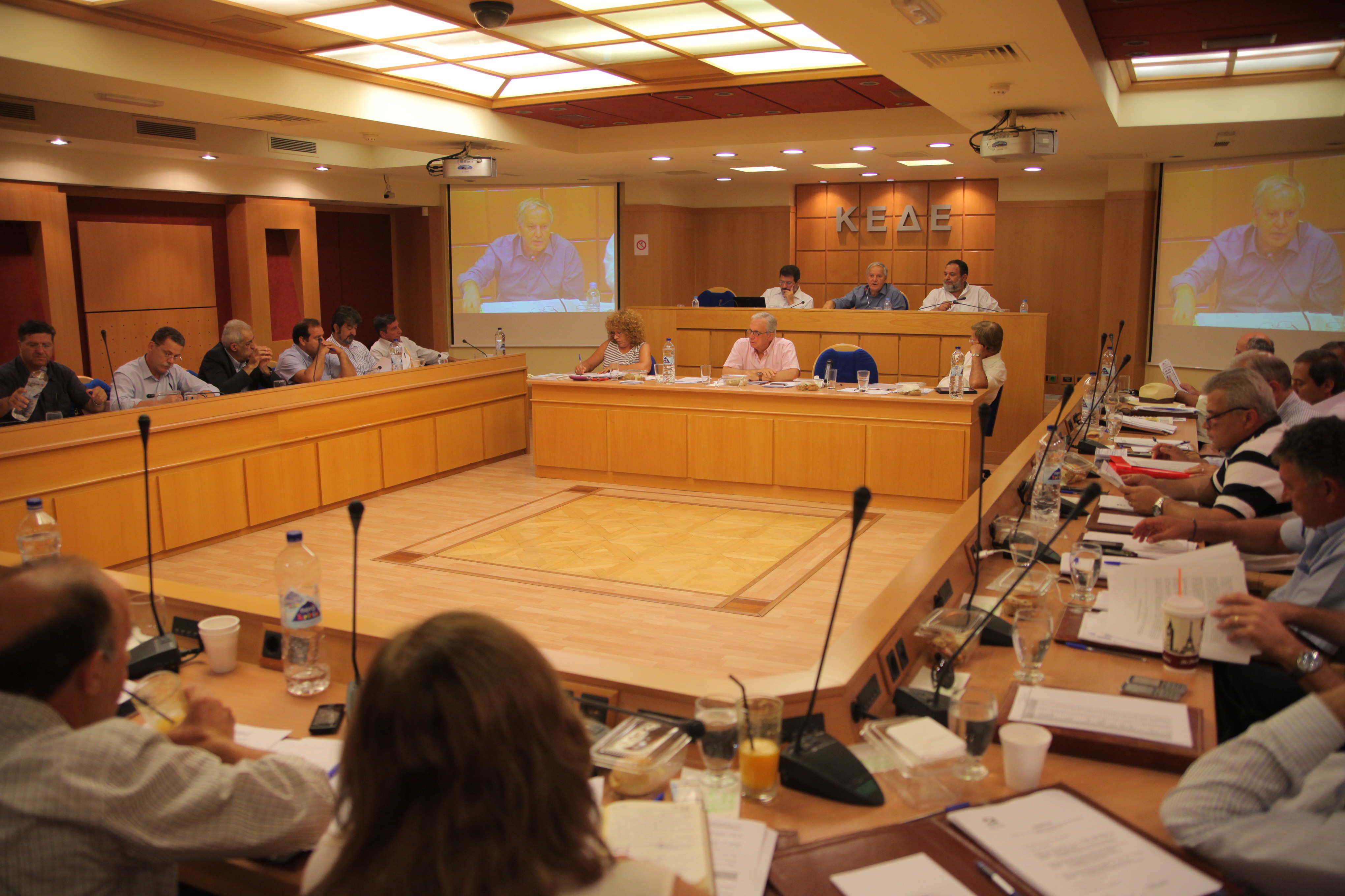 ΚΕΔΕ: Προσφυγή στο ΣτΕ για την αφαίρεση αρμοδιοτήτων από τους ΟΤΑ – Αντιδράσεις για τη μοριοδότηση δημοσίων υπαλλήλων