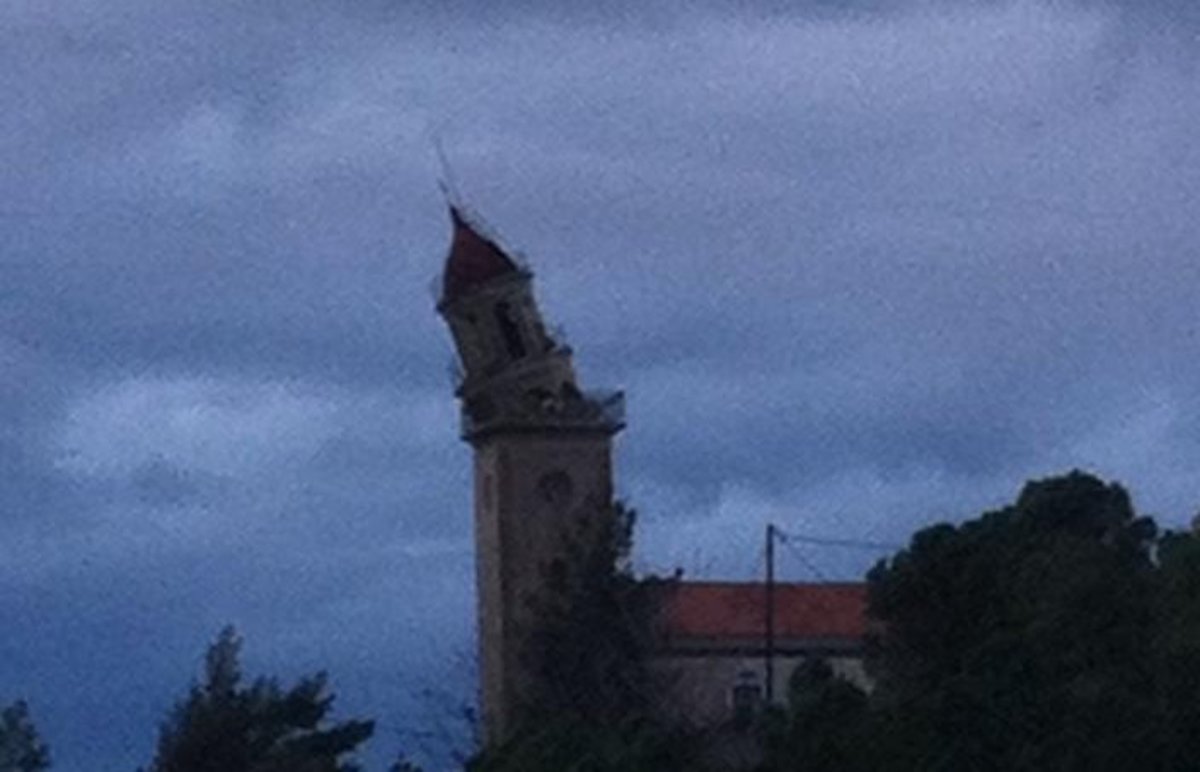 Κεφαλονιά: Έγειρε το καμπαναριό στα Κουρουκλάτα! (ΦΩΤΟ)
