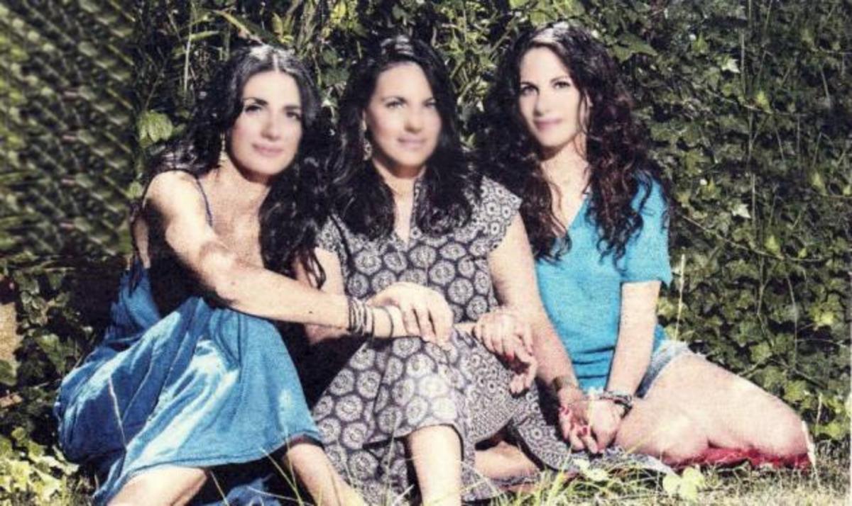 Όλγα Κεφαλογιάννη: Η Υπουργός Τουρισμού ποζάρει με τις αδερφές της!