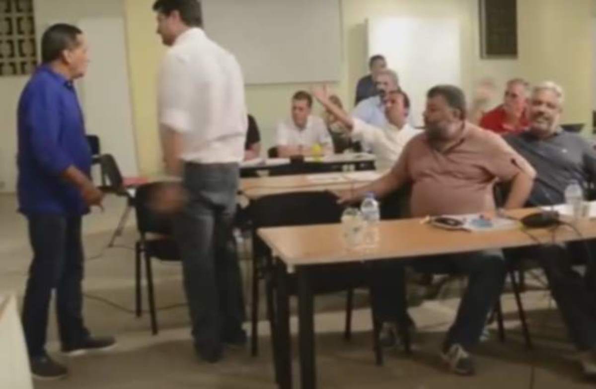 Κεφαλονιά: Χάος και… Παναγίες στο δημοτικό συμβούλιο – “Δεν ζητάω συγγνώμη, τη δικιά μου έβρισα!” [vid]