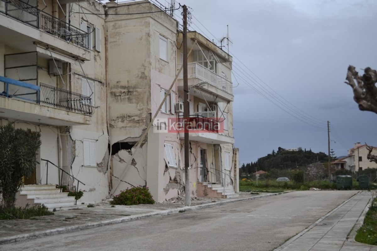 Νέα video από τη στιγμή του σεισμού στην Κεφαλονιά – Συγκλονιστικές εικόνες από το Ληξούρι – Άνοιξαν δρόμοι στη μέση, ράγισαν σπίτια, έπεσαν καμινάδες