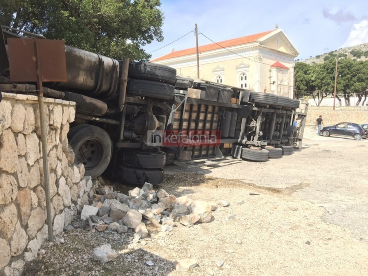 Τραγωδία στην Κεφαλονιά – Ένας νεκρός και ένας τραυματίας από ανατροπή νταλίκας [pics]