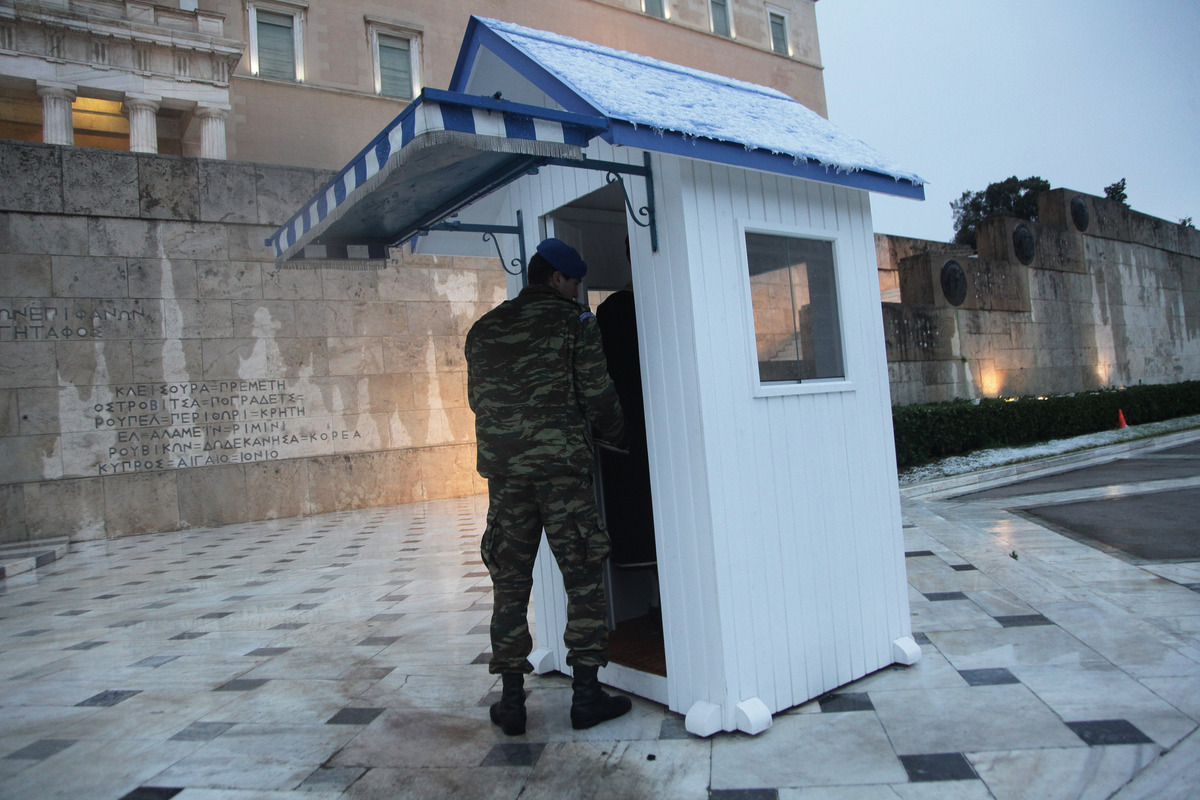 Χιόνια στην Αθήνα: Το έστρωσε ακόμα και στο φυλάκιο των ευζώνων [pics]
