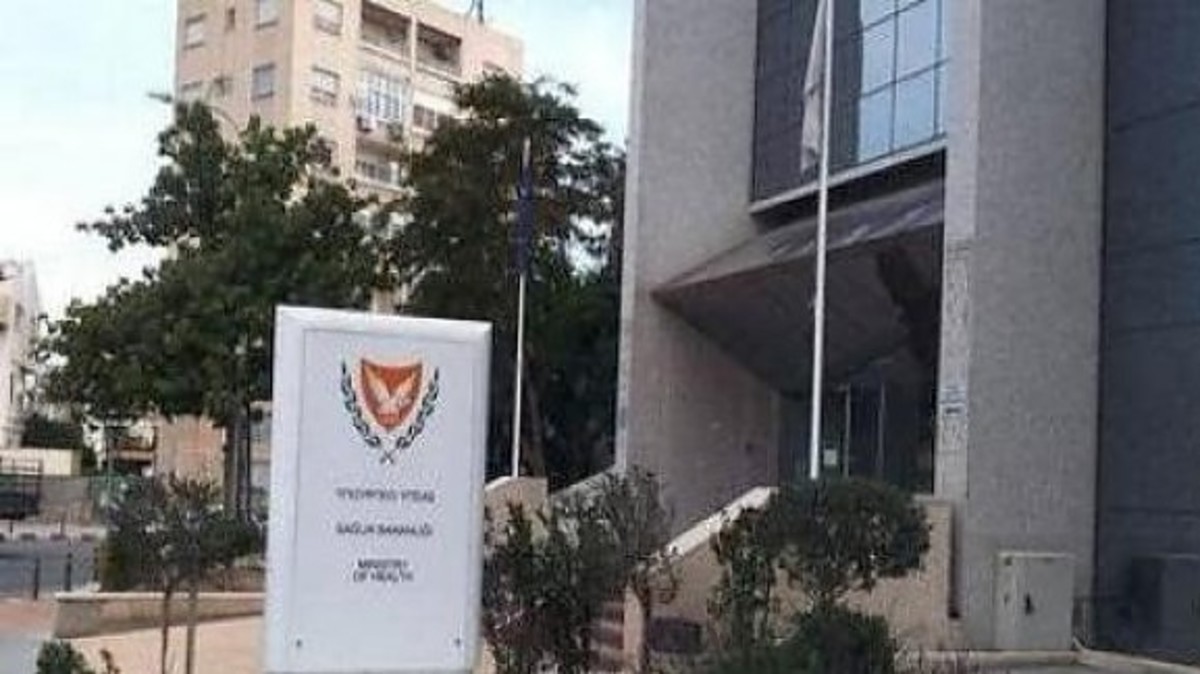Τα έκανε γυαλιά καρφιά! – Ασθενής έβρισε και έφτυσε τη γενική διευθύντρια του Υπουργείου Υγείας