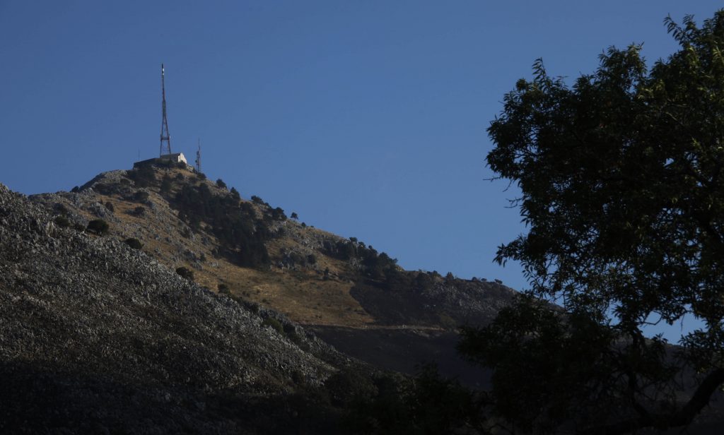 Ρόδος: Ανέβηκε σε κεραία κινητής τηλεφωνίας και απειλούσε να αυτοπυρποληθεί