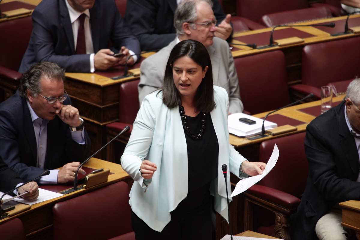 Ξεσπάθωσε η Κεραμέως στη Βουλή: Αναγκαζόμουν να υποστώ εγώ και το έμβρυο μου τον καπνό των καπνιστών