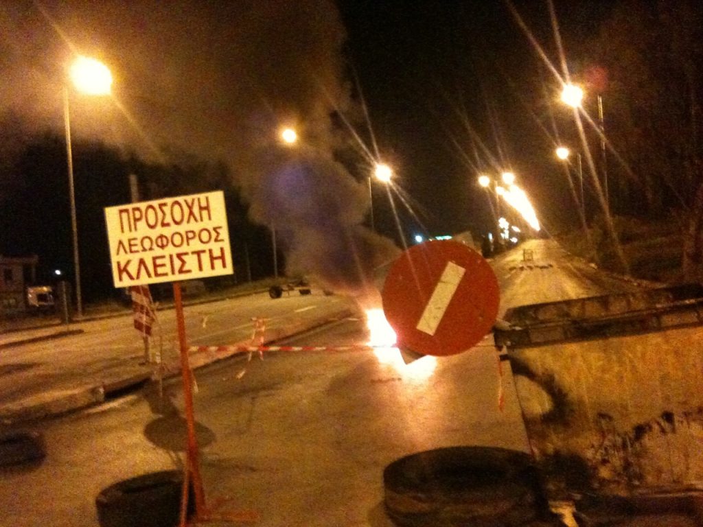 Κλειστή και πάλι η λεωφόρος Λαυρίου – Νέα επεισόδια τη νύχτα