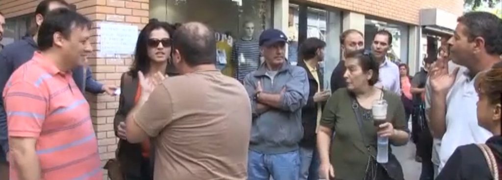 Οι υπάλληλοι κατέλαβαν το δημαρχείο στο Κερατσίνι