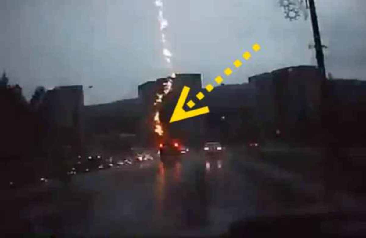 ΑΠΙΣΤΕΥΤΟ! Κεραυνός χτύπησε αυτοκίνητο μπροστά στην κάμερα