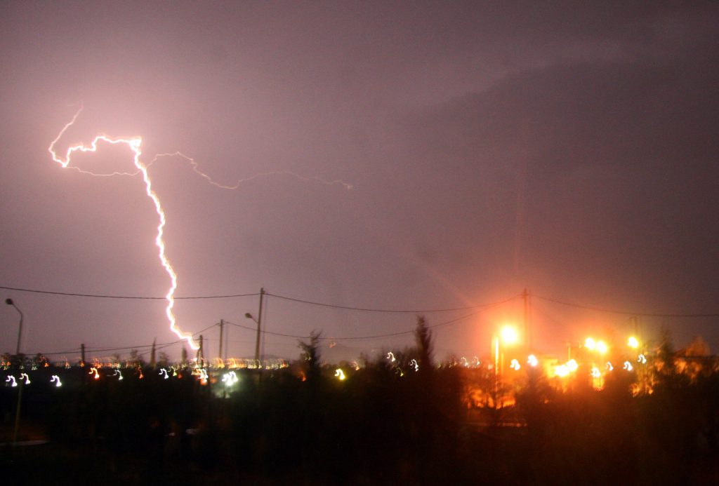 Η πυροσβεστική δέχθηκε τη νύχτα 16 κλήσεις - ΦΩΤΟ EUROKINISSI