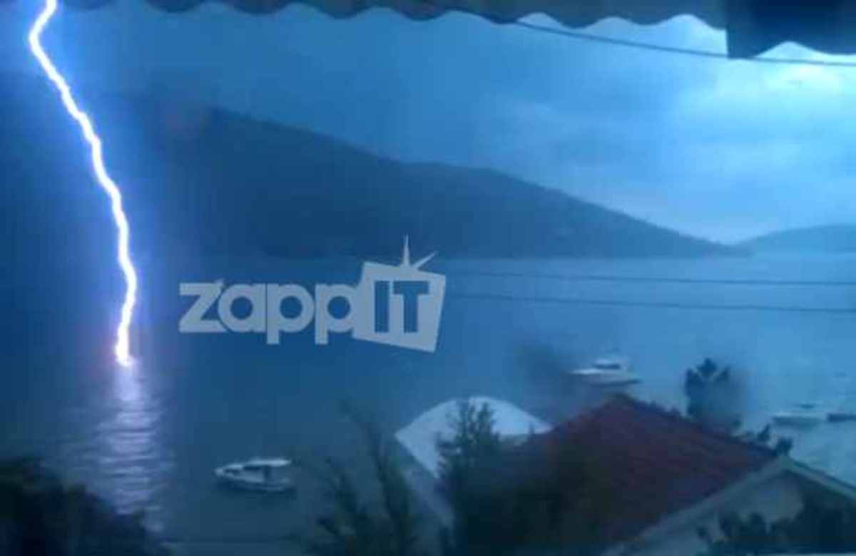 ΤΡΟΜΕΡΟ! Κεραυνός χτύπησε στη θάλασσα μπροστά στην κάμερα!